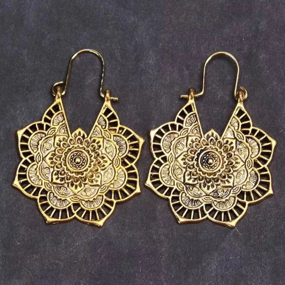 Vintage Style Flower Dangle Earrings gold tone